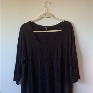 black cotton and flowly top with 3/4 sleeves